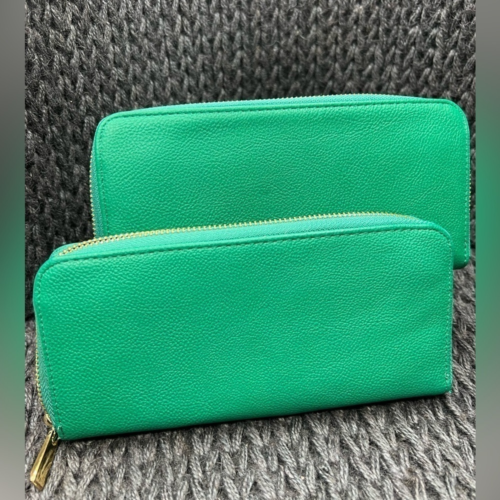 W017.2 Merona Green Zipper Wallet (single)